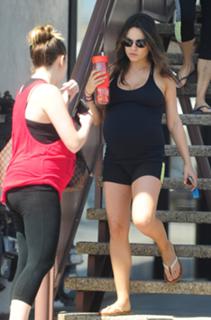 Mila Kunis feet photo thumbnail