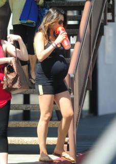 Mila Kunis feet photo thumbnail