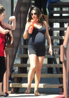 Mila Kunis feet photo thumbnail