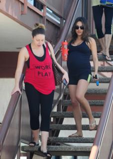Mila Kunis feet photo thumbnail