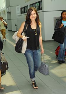 Sophia Bush feet photo thumbnail