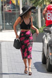Vanessa Hudgens feet photo thumbnail