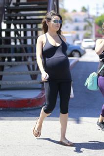 Mila Kunis feet photo thumbnail
