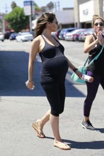 Mila Kunis feet photo thumbnail