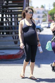 Mila Kunis feet photo thumbnail