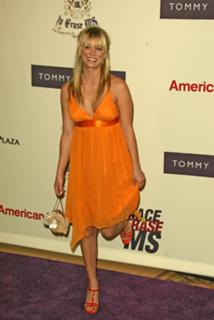 Kaley Cuoco feet photo thumbnail