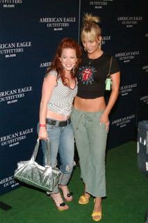 Kaley Cuoco feet photo thumbnail