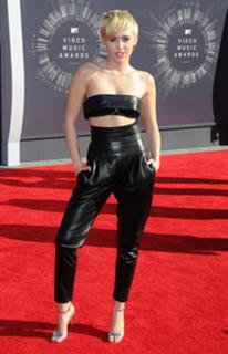 Miley Cyrus feet photo thumbnail