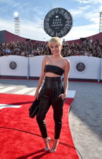Miley Cyrus feet photo thumbnail