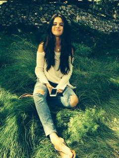 Selena Gomez feet photo thumbnail