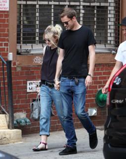 Dakota Fanning feet photo thumbnail