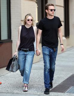 Dakota Fanning feet photo thumbnail