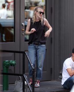Dakota Fanning feet photo thumbnail