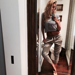 Gigi Hadid feet photo thumbnail
