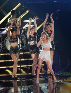 Taylor Swift feet photo thumbnail