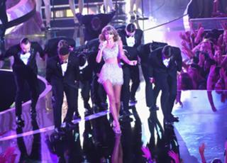 Taylor Swift feet photo thumbnail