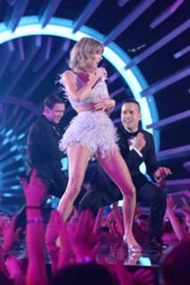 Taylor Swift feet photo thumbnail