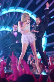 Taylor Swift feet photo thumbnail