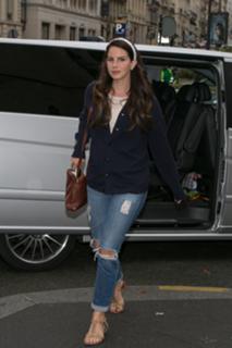 Lana Del Rey feet photo thumbnail