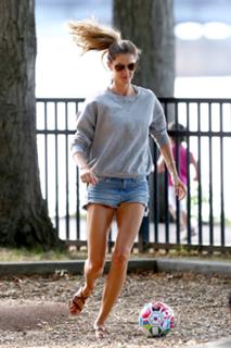 Gisele Bündchen feet photo thumbnail