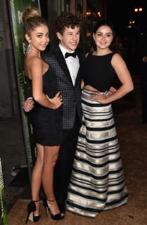 Sarah Hyland feet photo thumbnail