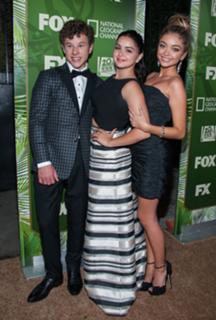 Sarah Hyland feet photo thumbnail