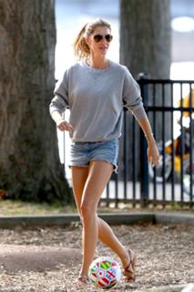 Gisele Bündchen feet photo thumbnail