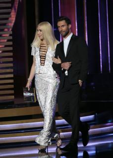 Gwen Stefani feet photo thumbnail