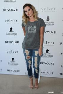 Ashley Tisdale feet photo thumbnail