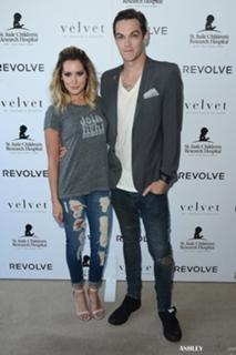 Ashley Tisdale feet photo thumbnail