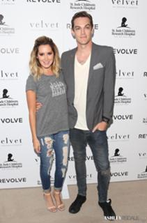 Ashley Tisdale feet photo thumbnail