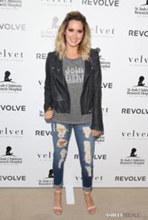 Ashley Tisdale feet photo thumbnail