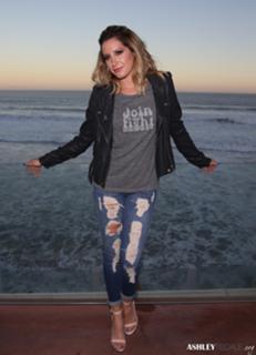 Ashley Tisdale feet photo thumbnail