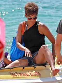 Halle Berry feet photo thumbnail