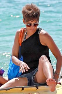 Halle Berry feet photo thumbnail