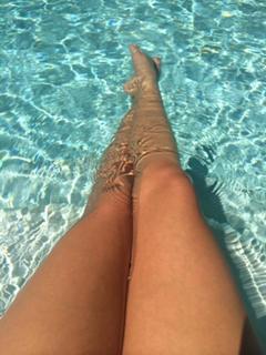 Sarah Hyland feet photo thumbnail