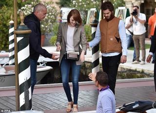 Emma Stone feet photo thumbnail