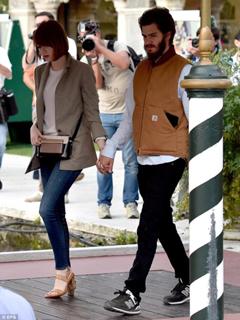Emma Stone feet photo thumbnail