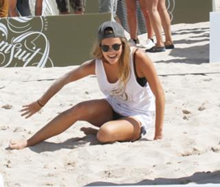 Nina Agdal feet photo thumbnail