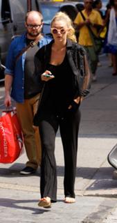 Gigi Hadid feet photo thumbnail