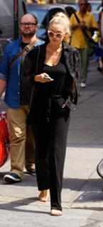 Gigi Hadid feet photo thumbnail