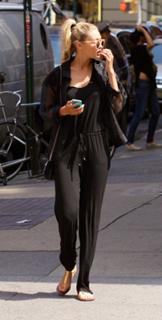 Gigi Hadid feet photo thumbnail