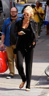 Gigi Hadid feet photo thumbnail