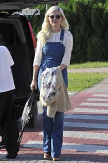 Kirsten Dunst feet photo thumbnail
