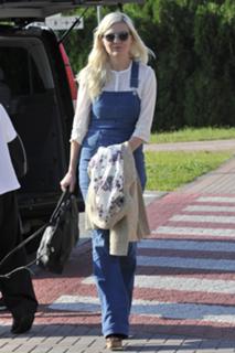 Kirsten Dunst feet photo thumbnail