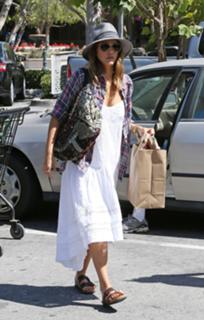 Jessica Alba feet photo thumbnail