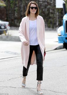 Mandy Moore feet photo thumbnail