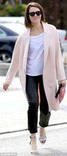Mandy Moore feet photo thumbnail