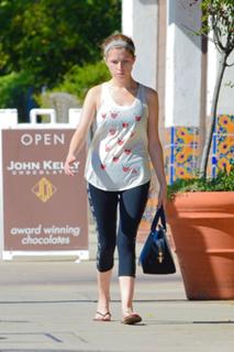 Anna Kendrick feet photo thumbnail