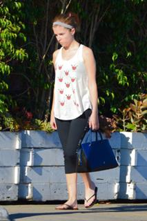 Anna Kendrick feet photo thumbnail